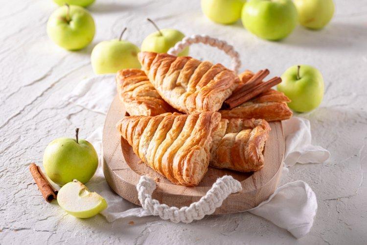 Слоеные пирожки с яблоками и корицей в аэрогриле