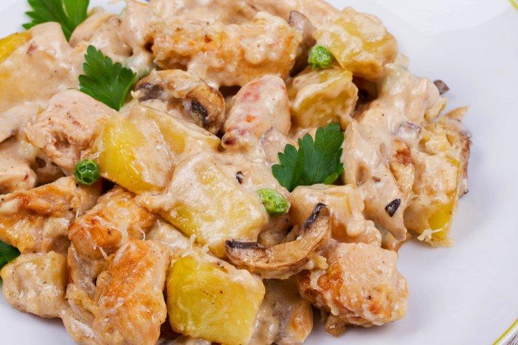 Картошка с курицей и грибами в сметанном соусе в аэрогриле