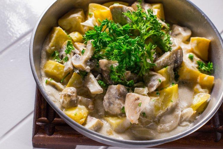 Картошка с курицей и грибами в сливках в аэрогриле