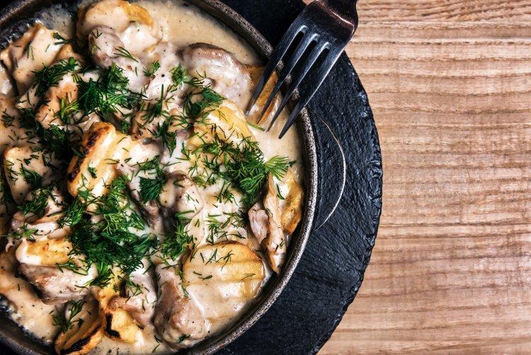 Картошка с курицей и грибами в чесночном соусе в аэрогриле