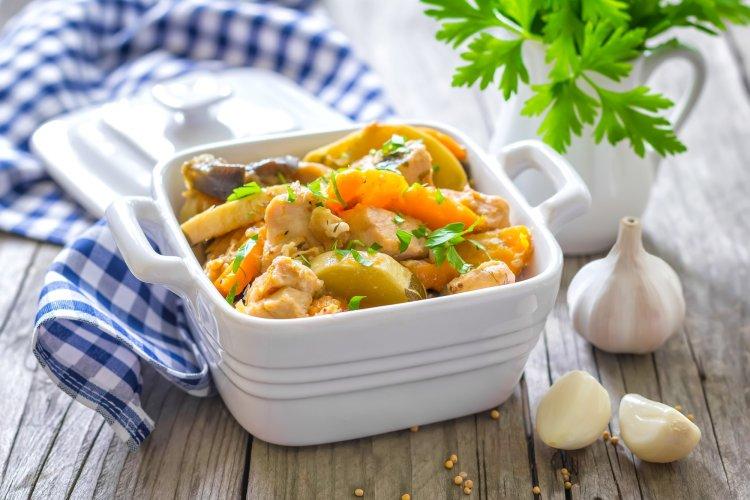 Картошка с курицей, грибами и овощами в аэрогриле