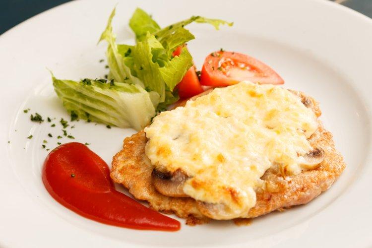 Отбивные из курицы с картошкой и грибами в аэрогриле