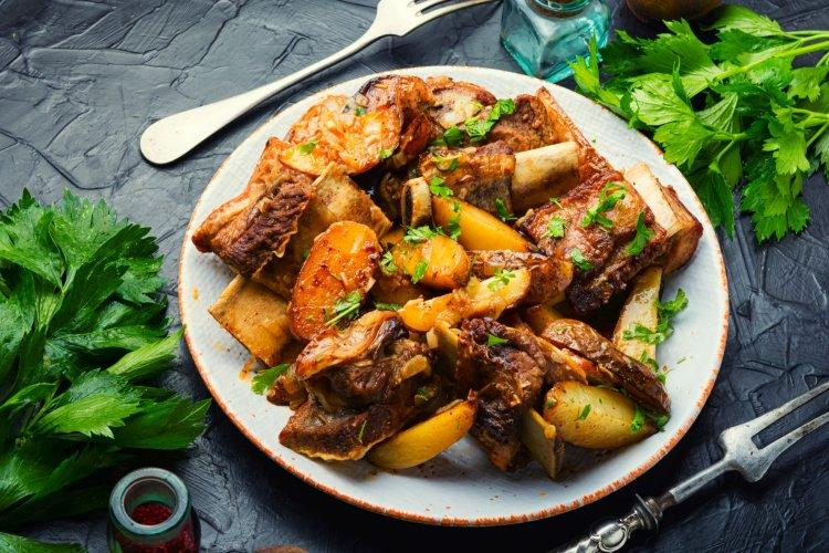 Говяжьи ребра с картофелем в фольге в духовке