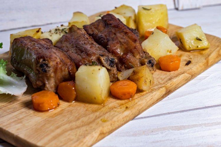 Говяжьи ребра с картошкой, запеченные в рукаве