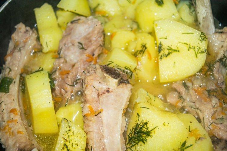 Говяжьи ребра с картошкой и овощами в духовке