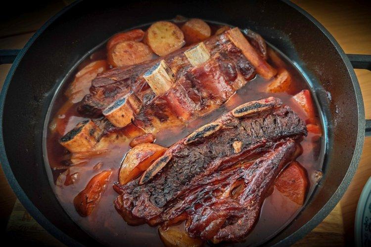 Говяжьи ребра с картошкой в красном вине в духовке
