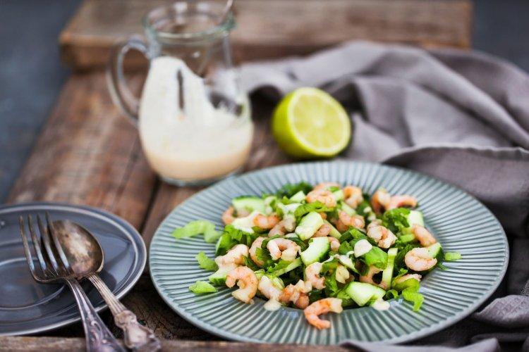 Йогуртовый соус с чесноком и укропом для салатов с креветками