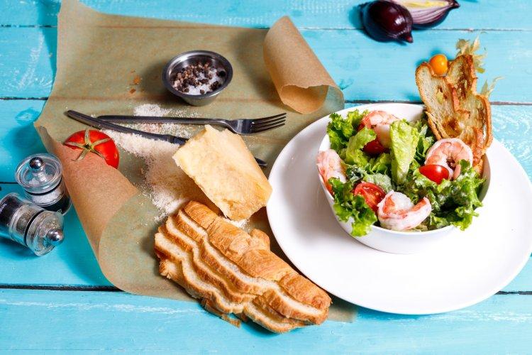 Чесночный соус с оливковым маслом для салатов с креветками