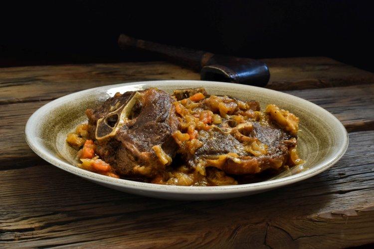 Баранья шея с луком в афганском казане