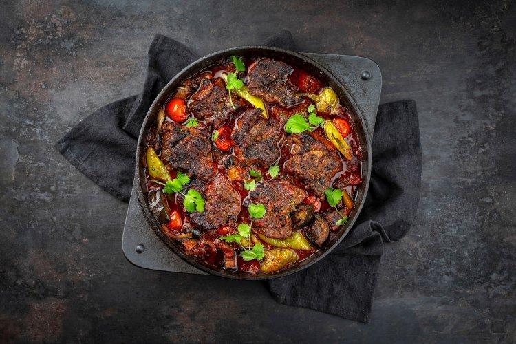 Баранья шея с овощами в афганском казане
