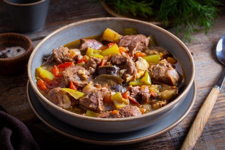 Баранья шея с баклажанами в афганском казане