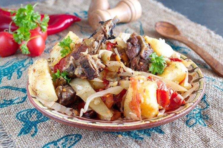 Баранья шея с картофелем и капустой в афганском казане