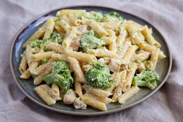 Соус с курицей, брокколи и сыром для макарон