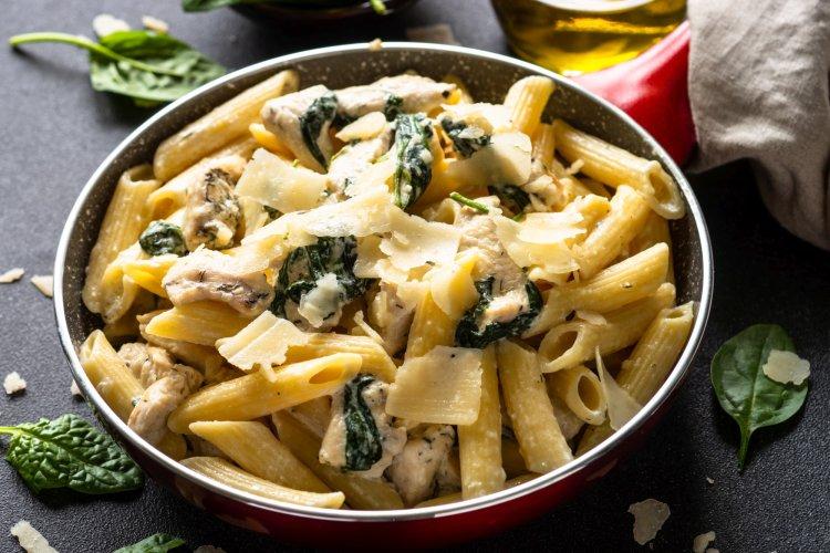 Соус с курицей, шпинатом и сливочным сыром для макарон