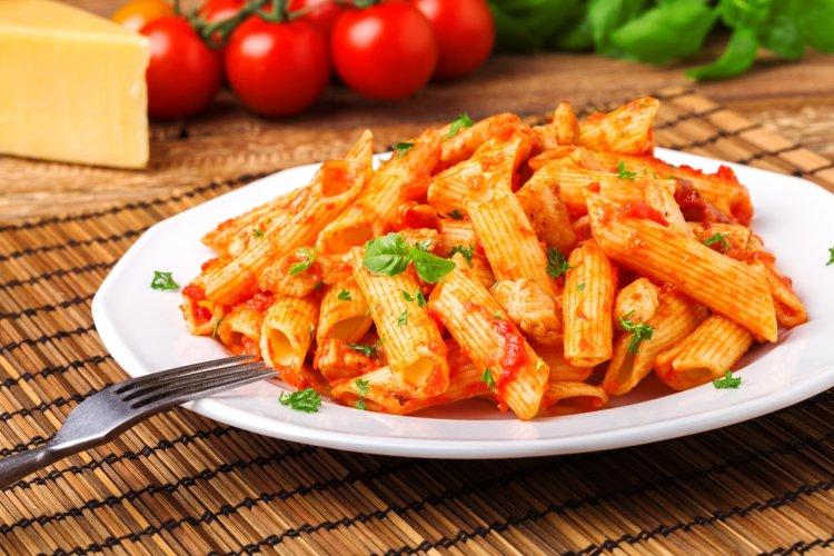 Соус с курицей и томатной пастой для макарон