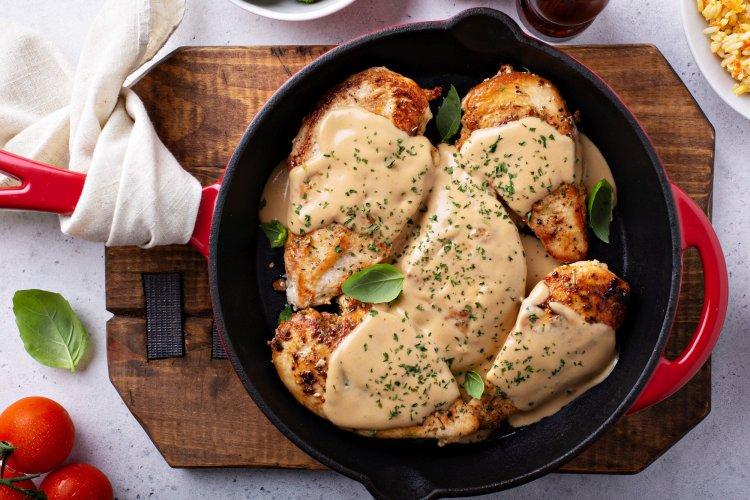 Классический сливочно-чесночный соус для курицы