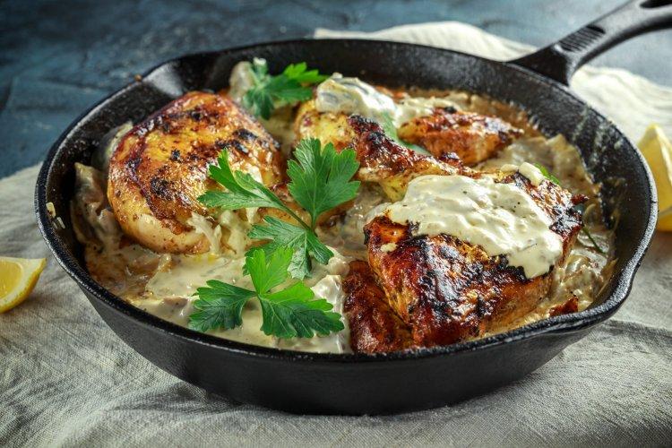 Сливочный соус с жареным луком для курицы