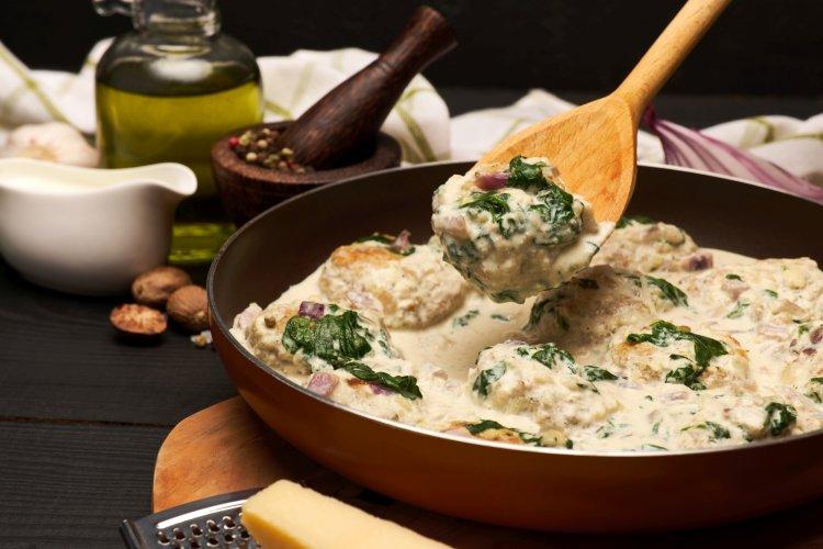 Сливочный соус со шпинатом и чесноком для курицы