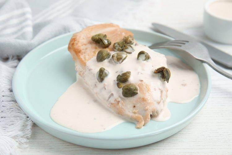 Классический сметанный соус с чесноком для курицы