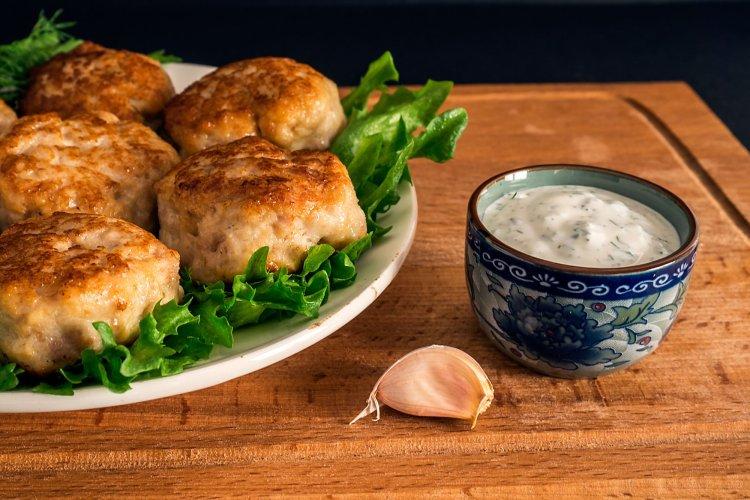 Сметанный соус с лимоном и чесноком для курицы