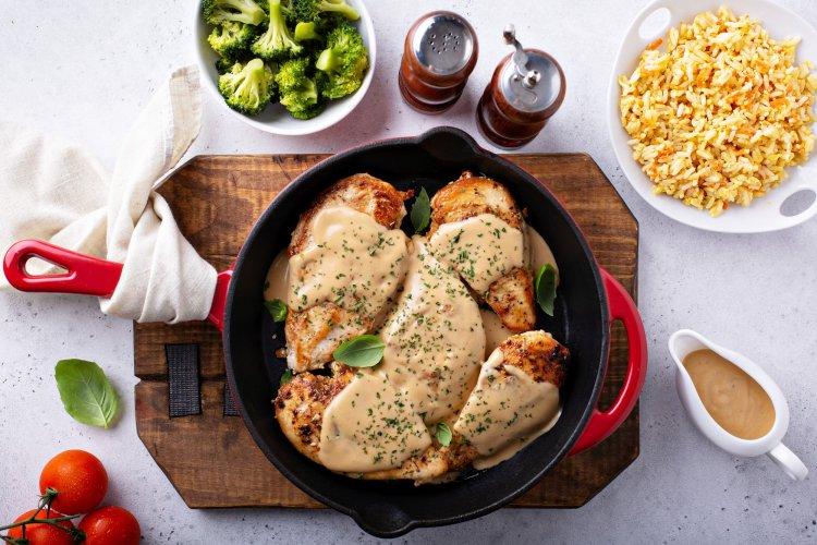 Сметанный соус с паприкой для курицы