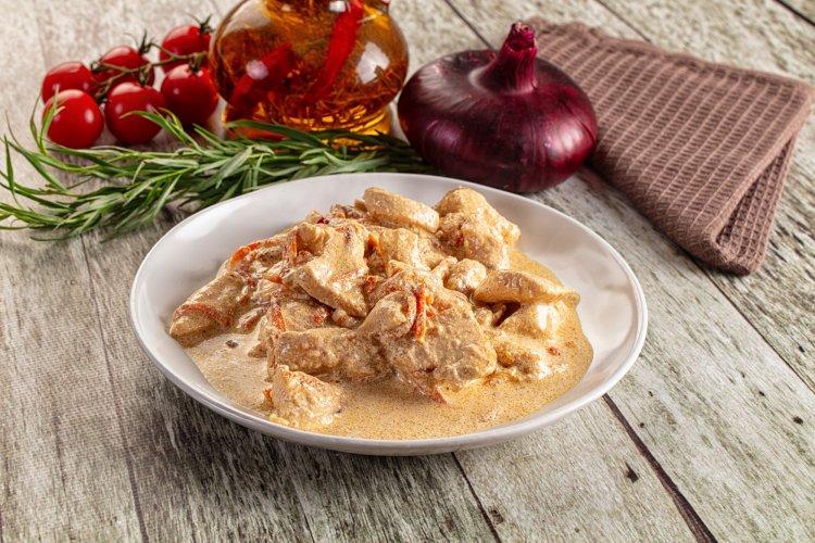 Сметанный соус с луком и морковью для курицы