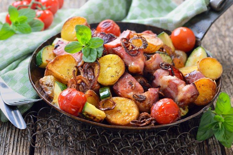Картошка с салом и овощами в аэрогриле