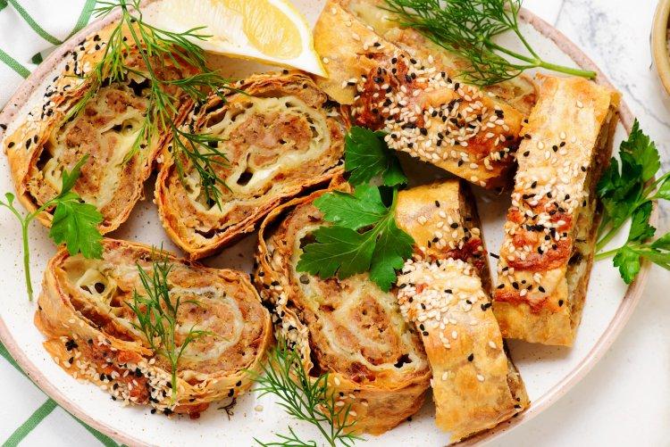 Рулет из лаваша с фаршем и сыром в аэрогриле