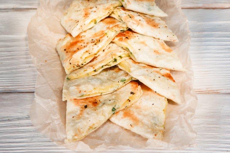 Конвертики из лаваша с сыром и зеленью в аэрогриле