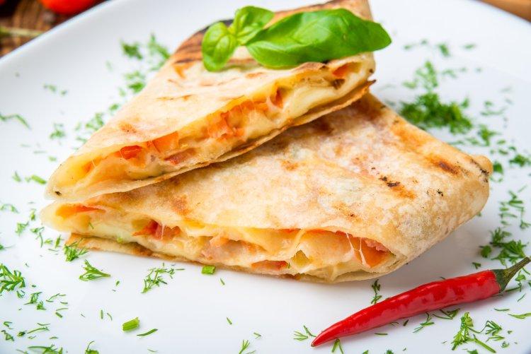Лаваш с сыром и ветчиной в аэрогриле