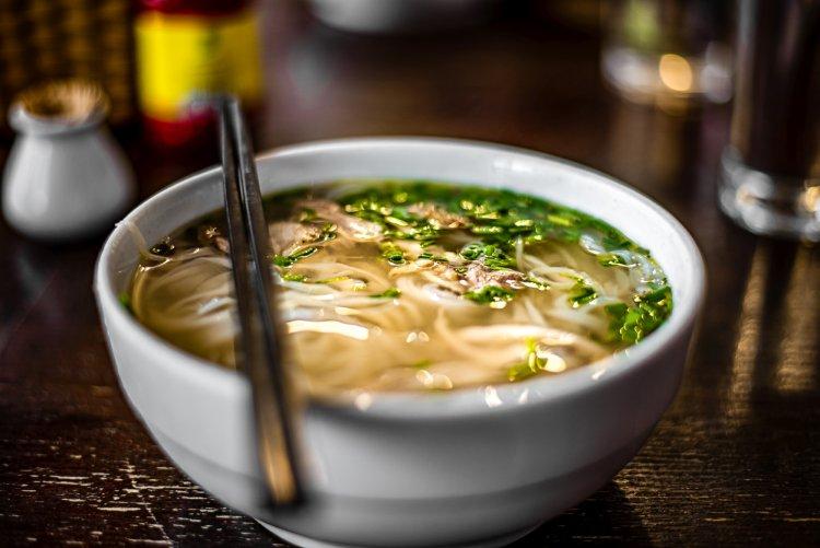 Суп из крыла индейки с пекинской капустой и рисовой лапшой