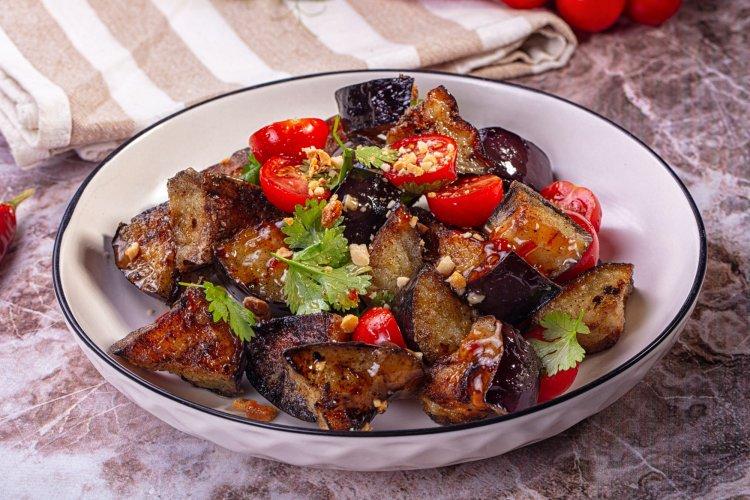Заправка для салата с хрустящими баклажанами: простая и вкусная