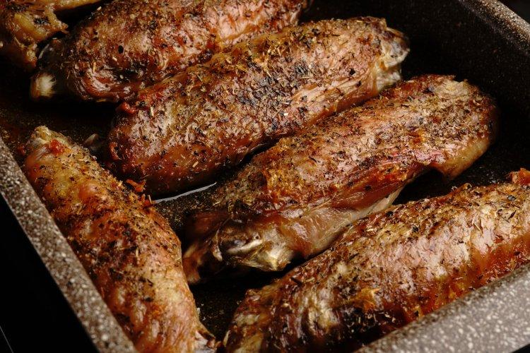 Крылья индейки в сливочном масле с чесноком и зеленью в духовке