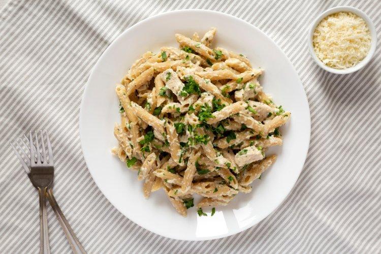 Пенне с курицей в сливочном соусе