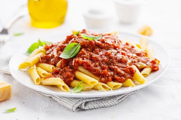 Пенне с мясным фаршем в томатном соусе