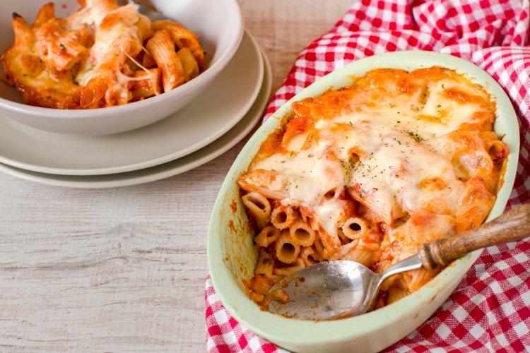 Запеченные пенне с томатами и моцареллой в духовке
