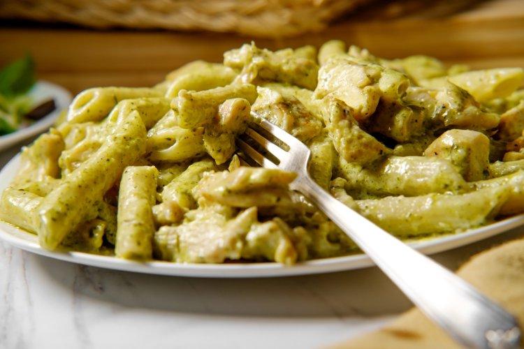 Пенне с курицей и соусом песто