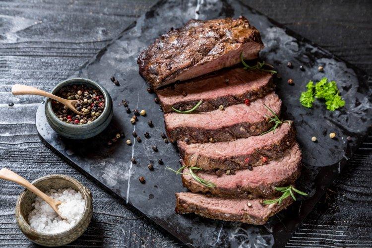 Буженина из говядины с кориандром и чесноком в аэрогриле