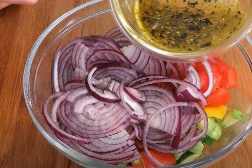 Греческий салат с медово-горчичной заправкой - пошаговый рецепт