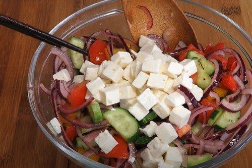 Греческий салат с медово-горчичной заправкой - пошаговый рецепт