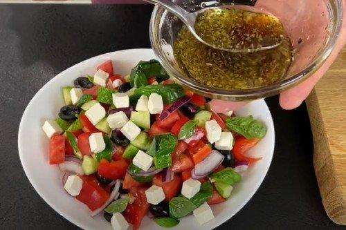 Греческий салат с бальзамическим уксусом - пошаговый рецепт