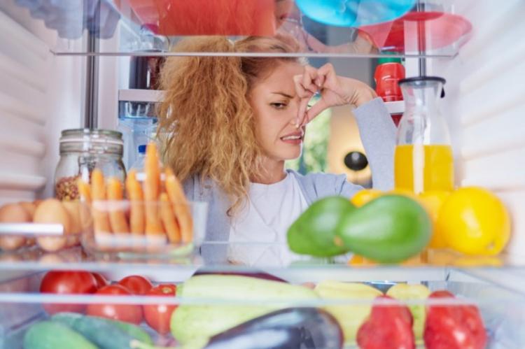 12 способов, как избавиться от запаха в холодильнике