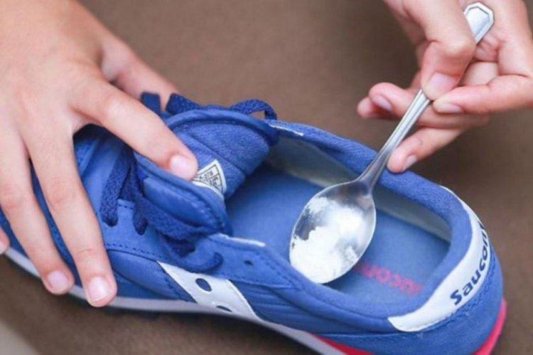 Как быстро убрать запах пота из обуви?
