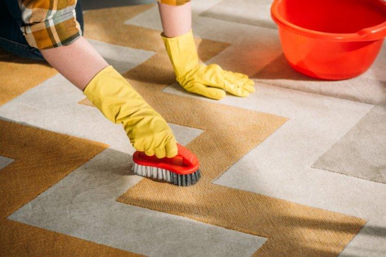 Как избавиться от застарелых пятен на ковре