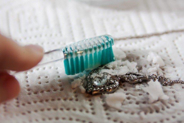Зубной порошок - Как почистить серебряную цепочку в домашних условиях