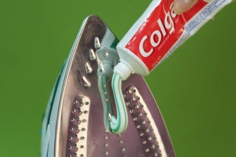 Как почистить утюг от пригара зубной пастой в домашних условиях