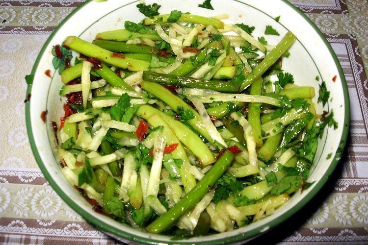Летний салат с чесночными стрелками - Как приготовить стрелки чеснока быстро и вкусно