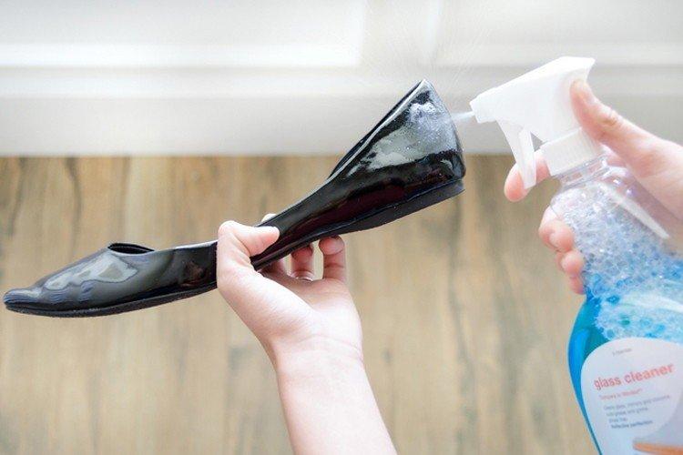 Средство для мытья окон - Как растянуть обувь в домашних условиях