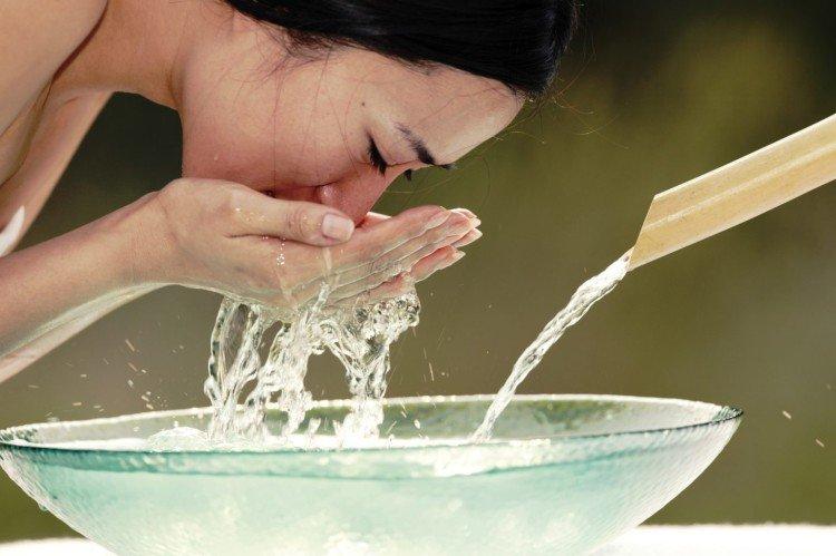 Прохладная вода - Как убрать синяки под глазами
