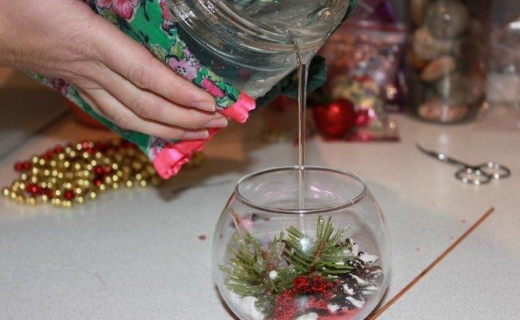 Прозрачные свечи в новогодних бокалах - Как украсить квартиру на Новый год 2020